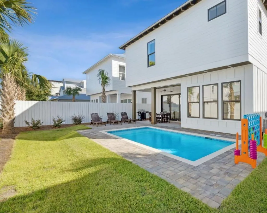 Semesterbostad A Little Nauti With Pool And Gated Neighborhood